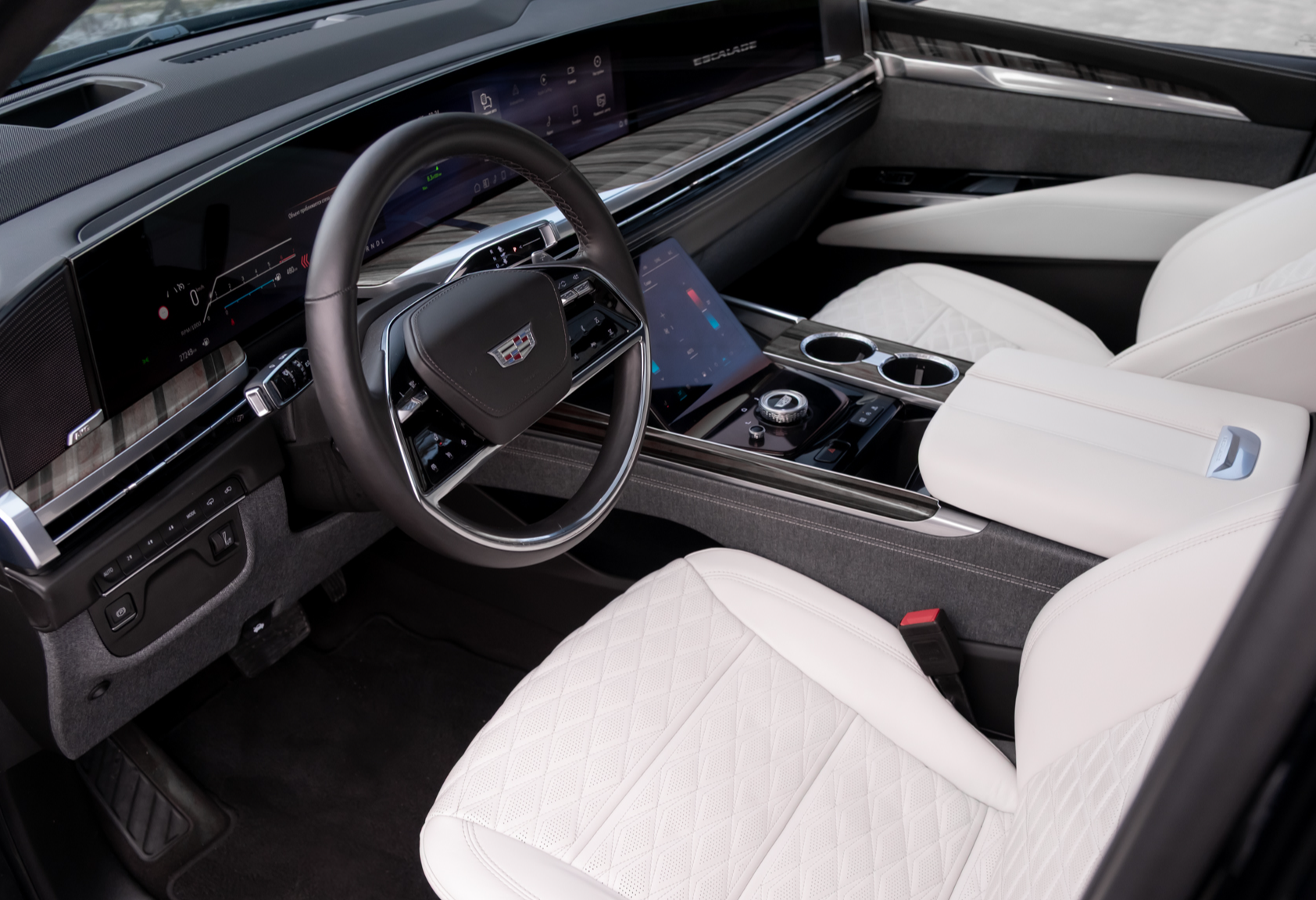 Аренда cadillac escalade премиум класса 2022 года в городе Москва Тульская от 58800 руб./сутки, полный привод, двигатель: бензин, объем 6.2 литра, каско (Мультидрайв), ОСАГО (Мультидрайв), без водителя, недорого, вид 4 - RentRide