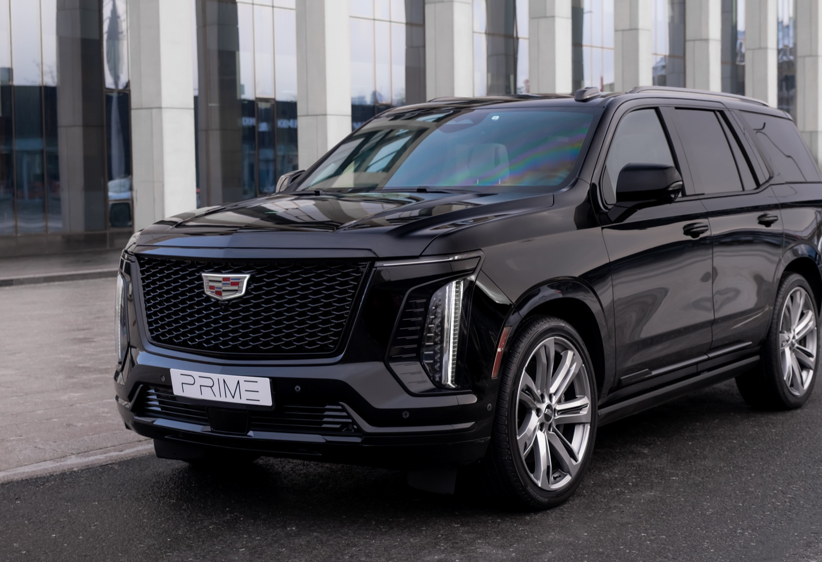 Аренда cadillac escalade премиум класса 2022 года в городе Москва Тульская от 58800 руб./сутки, полный привод, двигатель: бензин, объем 6.2 литра, каско (Мультидрайв), ОСАГО (Мультидрайв), без водителя, недорого - RentRide