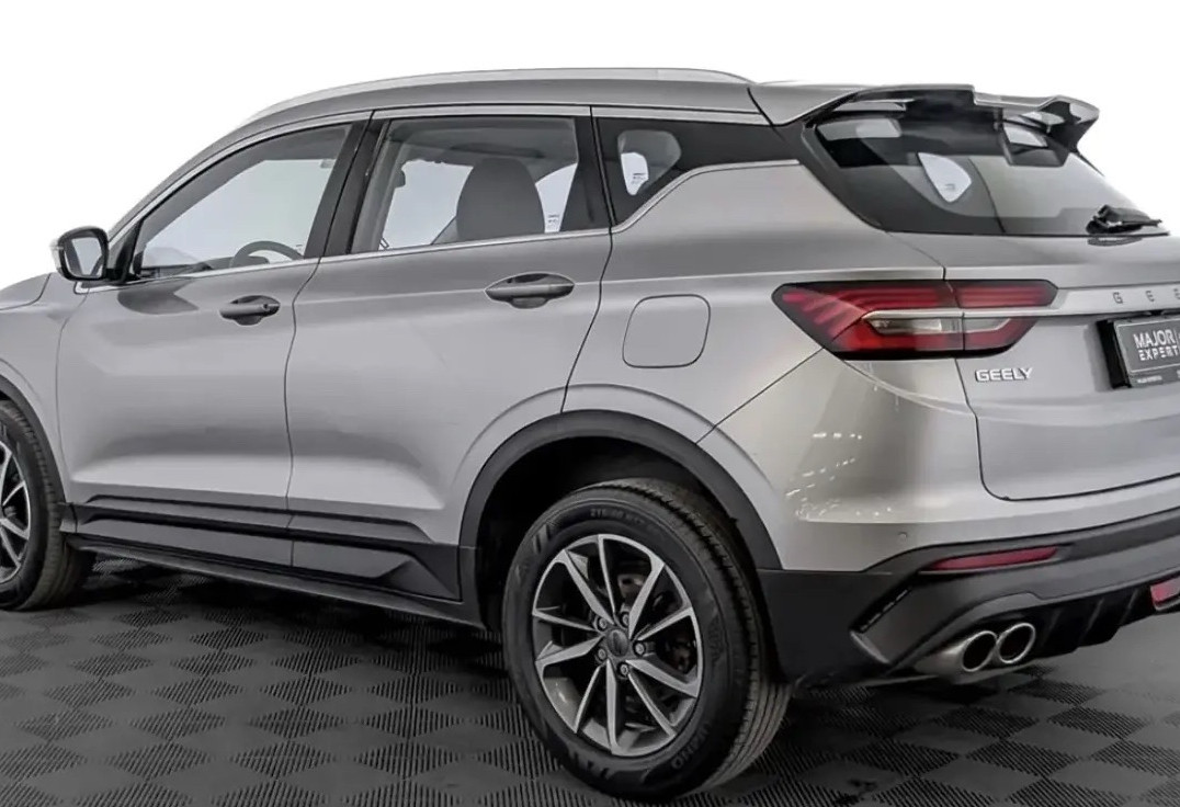 Аренда geely coolray комфорт класса 2022 года в городе Москва Бульвар Дмитрия Донского от 3600 руб./сутки, передний привод, двигатель: бензин, объем 1.5 литров, ОСАГО (Мультидрайв), без водителя, недорого, вид 3 - RentRide