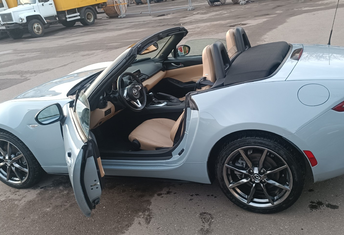 Аренда mazda mx-5 премиум класса 2015 года в городе Москва Ленинский проспект от 9592 руб./сутки, задний привод, двигатель: бензин, объем 2 литра, ОСАГО (Впишу в полис), без водителя, недорого, вид 2 - RentRide