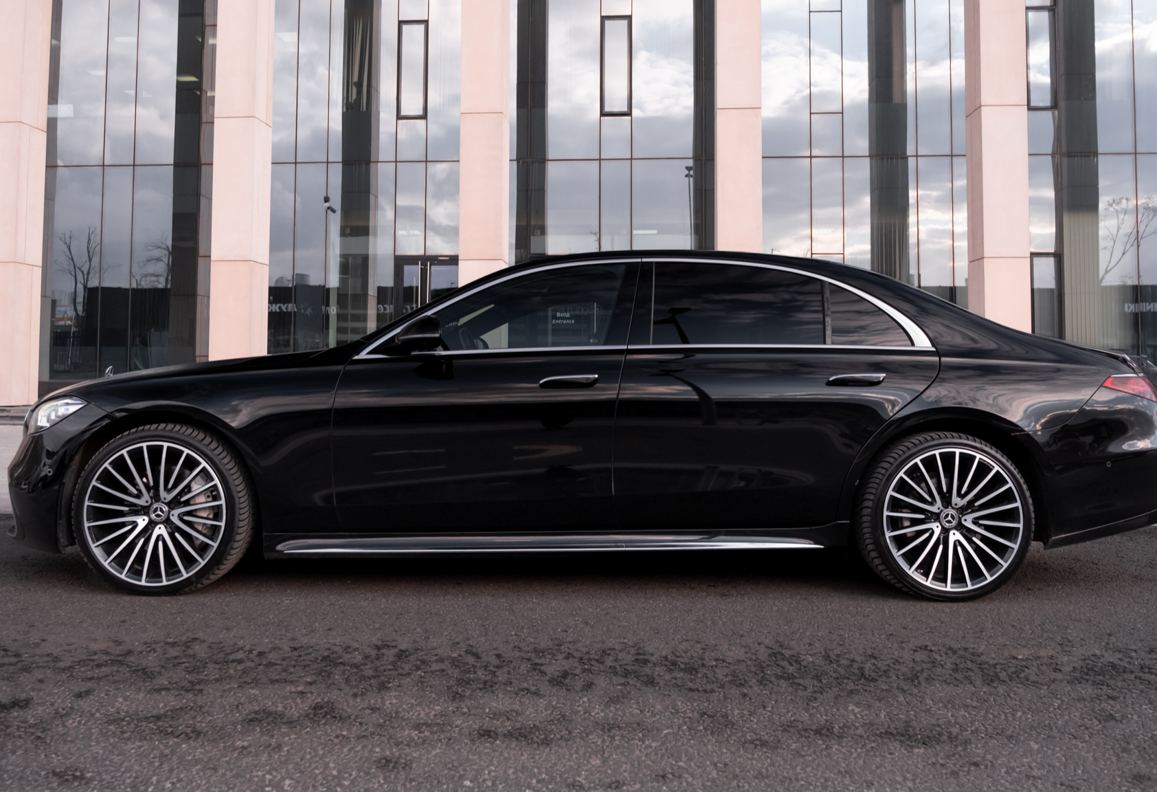 Аренда mercedes-benz s-klass премиум класса 2021 года в городе Москва Тульская от 23200 руб./сутки, полный привод, двигатель: бензин, объем 3 литра, каско (Мультидрайв), ОСАГО (Мультидрайв), без водителя, недорого, вид 2 - RentRide