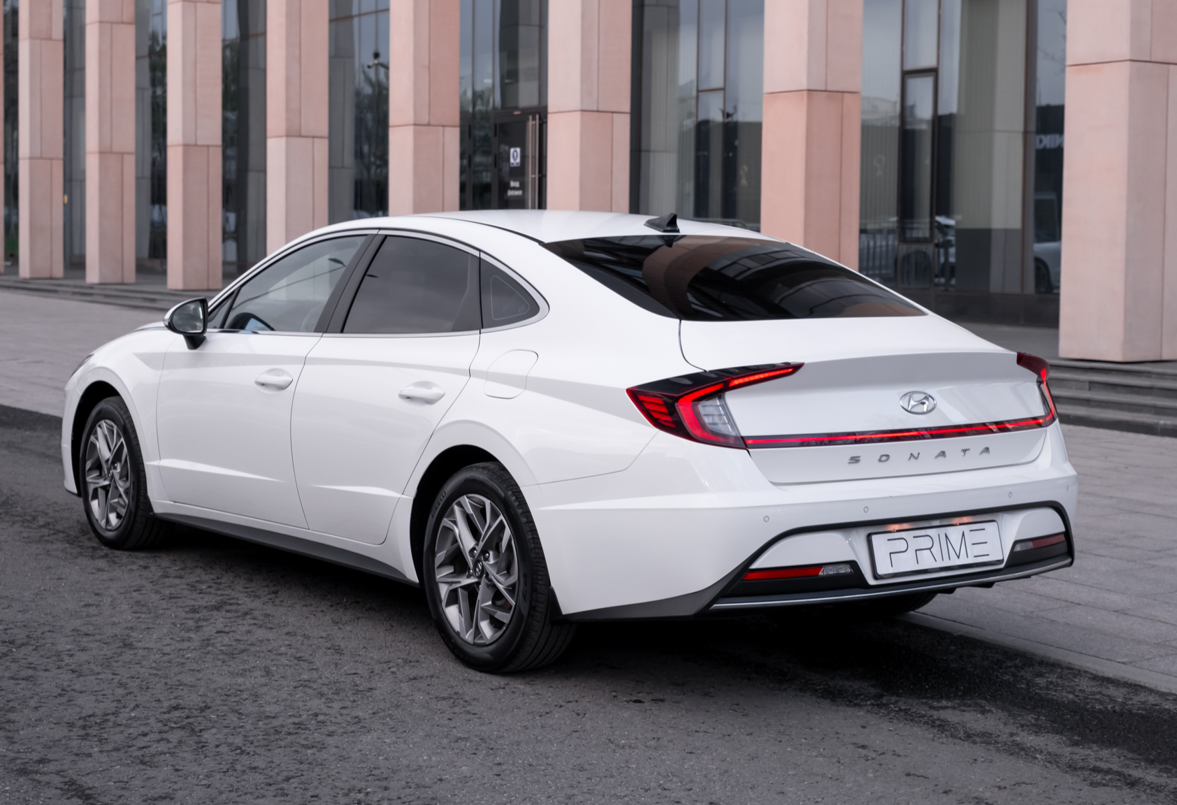 Аренда hyundai sonata комфорт класса 2021 года в городе Москва Тульская от 4400 руб./сутки, передний привод, двигатель: бензин, объем 2.5 литров, каско (Мультидрайв), ОСАГО (Мультидрайв), без водителя, недорого, вид 3 - RentRide