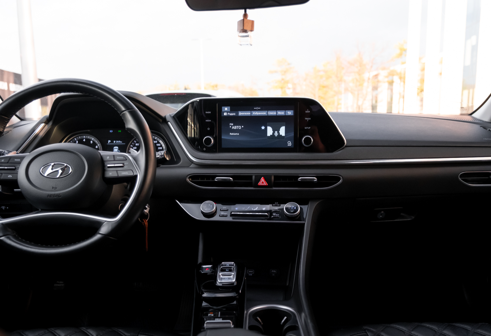 Аренда hyundai sonata комфорт класса 2021 года в городе Москва Тульская от 4400 руб./сутки, передний привод, двигатель: бензин, объем 2.5 литров, каско (Мультидрайв), ОСАГО (Мультидрайв), без водителя, недорого, вид 5 - RentRide