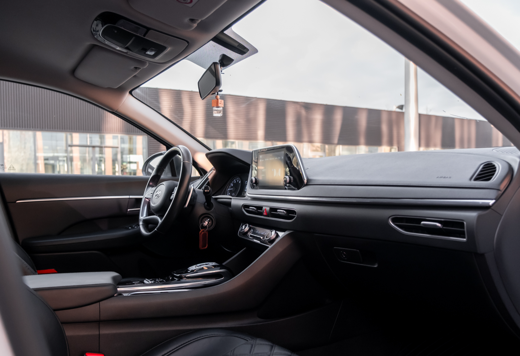 Аренда hyundai sonata комфорт класса 2021 года в городе Москва Тульская от 4400 руб./сутки, передний привод, двигатель: бензин, объем 2.5 литров, каско (Мультидрайв), ОСАГО (Мультидрайв), без водителя, недорого, вид 6 - RentRide