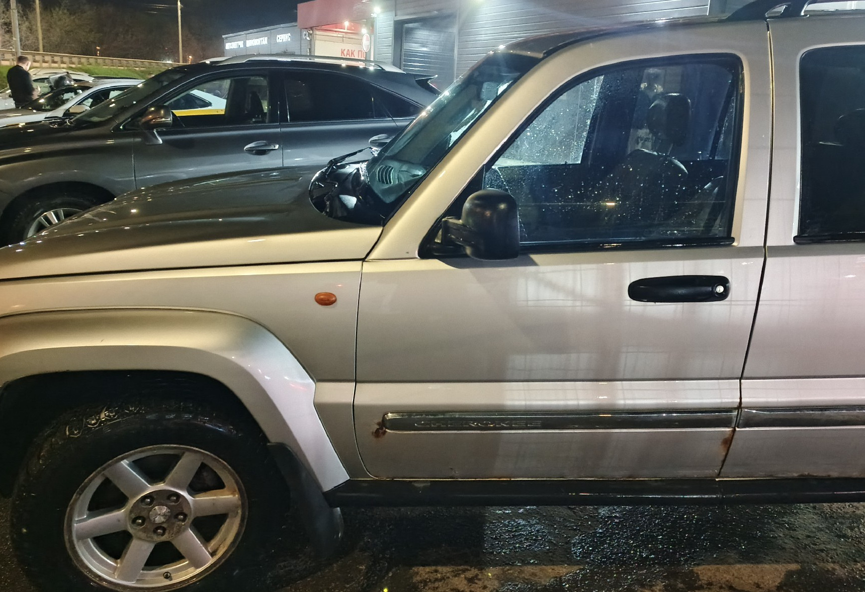 Аренда jeep cherokee эконом класса 2007 года в городе Москва от 2000 руб./сутки, полный привод, двигатель: бензин, объем 3.7 литров, ОСАГО (Впишу в полис), без водителя, недорого, вид 2 - RentRide