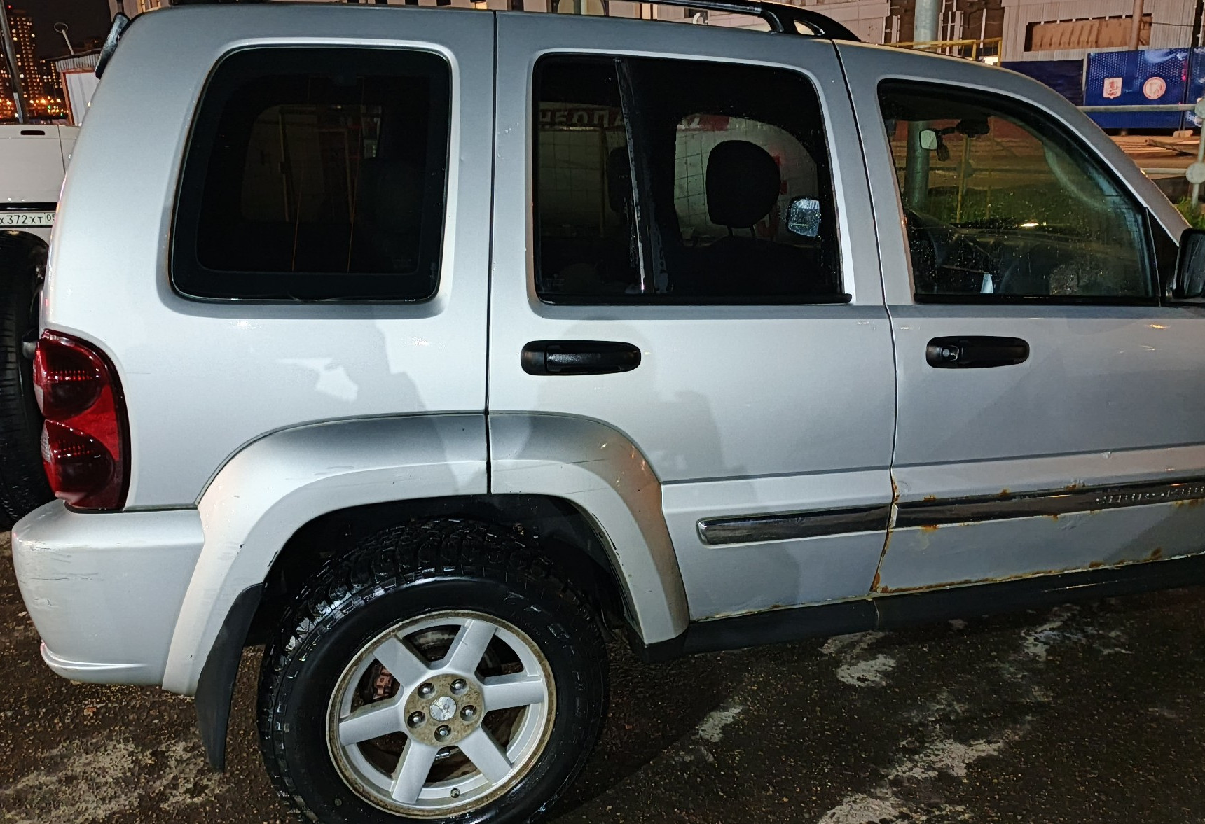 Аренда jeep cherokee эконом класса 2007 года в городе Москва от 2000 руб./сутки, полный привод, двигатель: бензин, объем 3.7 литров, ОСАГО (Впишу в полис), без водителя, недорого, вид 3 - RentRide