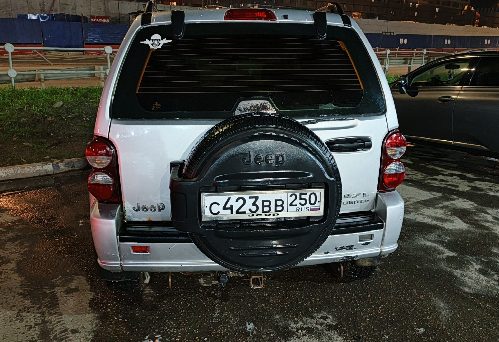 Аренда jeep cherokee эконом класса 2007 года в городе Москва от 2000 руб./сутки, полный привод, двигатель: бензин, объем 3.7 литров, ОСАГО (Впишу в полис), без водителя, недорого, вид 4 - RentRide