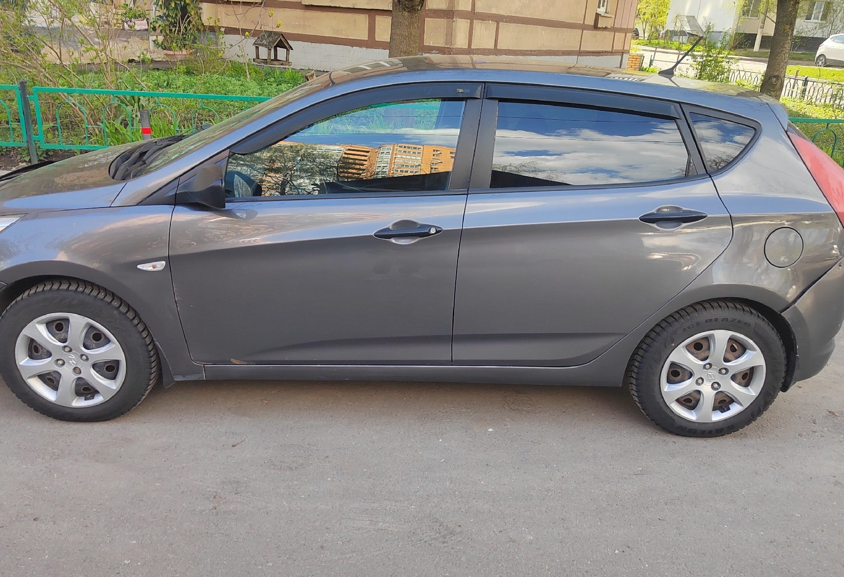 Аренда hyundai solaris эконом класса 2014 года в городе Москва Красногорская от 2150 руб./сутки, передний привод, двигатель: бензин, объем 1.6 литров, ОСАГО (Мультидрайв), без водителя, недорого - RentRide