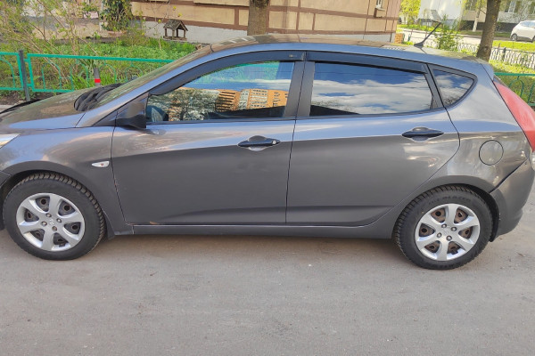 Прокат авто hyundai solaris эконом класса 2014 года в городе Москва Красногорская от 2150 руб./сутки, передний привод, двигатель: бензин, объем 1.6 литров, ОСАГО (Мультидрайв), без водителя, недорого - RentRide