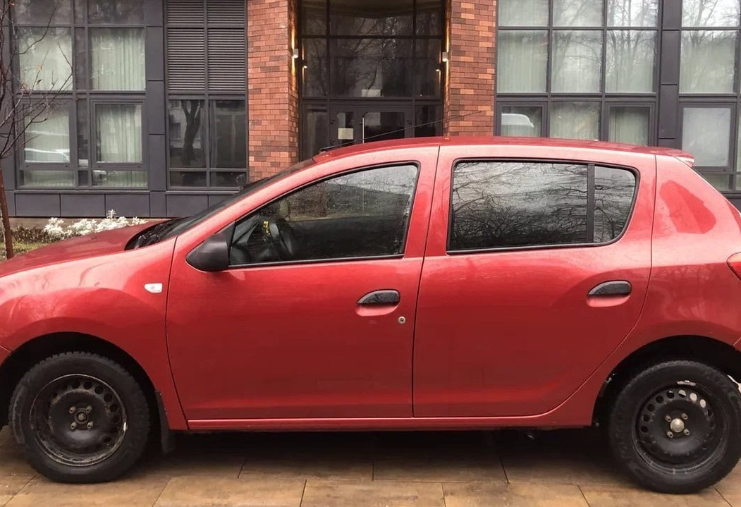 Аренда renault sandero 2015 года в городе Москва Нагорная от 2080 руб./сутки, передний привод, двигатель: бензин, объем 1.1 литр, ОСАГО (Впишу в полис), без водителя, недорого, вид 2 - RentRide