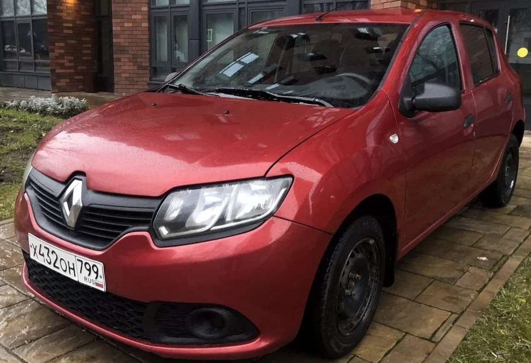 Аренда renault sandero 2015 года в городе Москва Нагорная от 2080 руб./сутки, передний привод, двигатель: бензин, объем 1.1 литр, ОСАГО (Впишу в полис), без водителя, недорого - RentRide