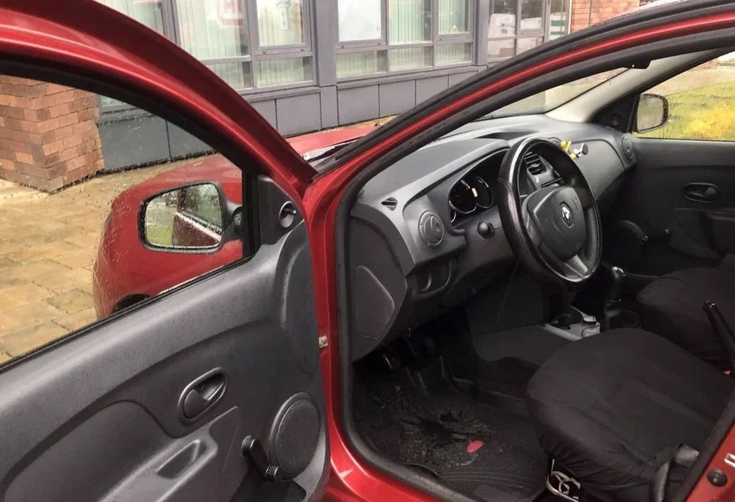 Аренда renault sandero 2015 года в городе Москва Нагорная от 2080 руб./сутки, передний привод, двигатель: бензин, объем 1.1 литр, ОСАГО (Впишу в полис), без водителя, недорого, вид 4 - RentRide