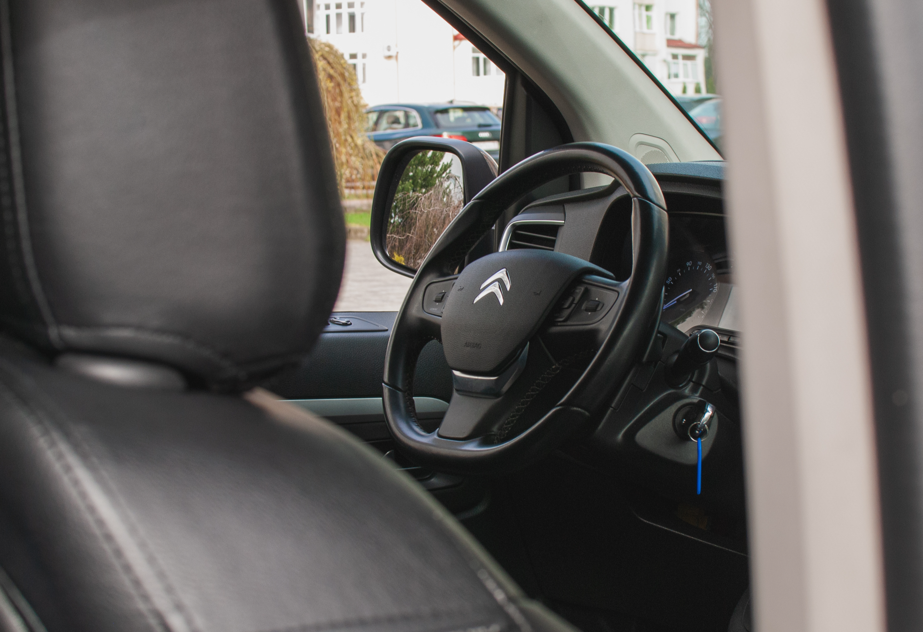 Аренда citroen spacetourer 2019 года в городе Москва от 5592 руб./сутки, задний привод, двигатель: дизель, объем 2 литра, каско (Мультидрайв), ОСАГО (Впишу в полис), без водителя, недорого, вид 5 - RentRide