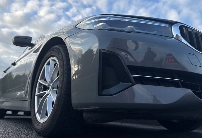 Аренда bmw 5-serii бизнес класса 2022 года в городе Москва от 6320 руб./сутки, задний привод, двигатель: дизель, объем 2 литра, каско (Мультидрайв), ОСАГО (Впишу в полис), без водителя, недорого, вид 3 - RentRide