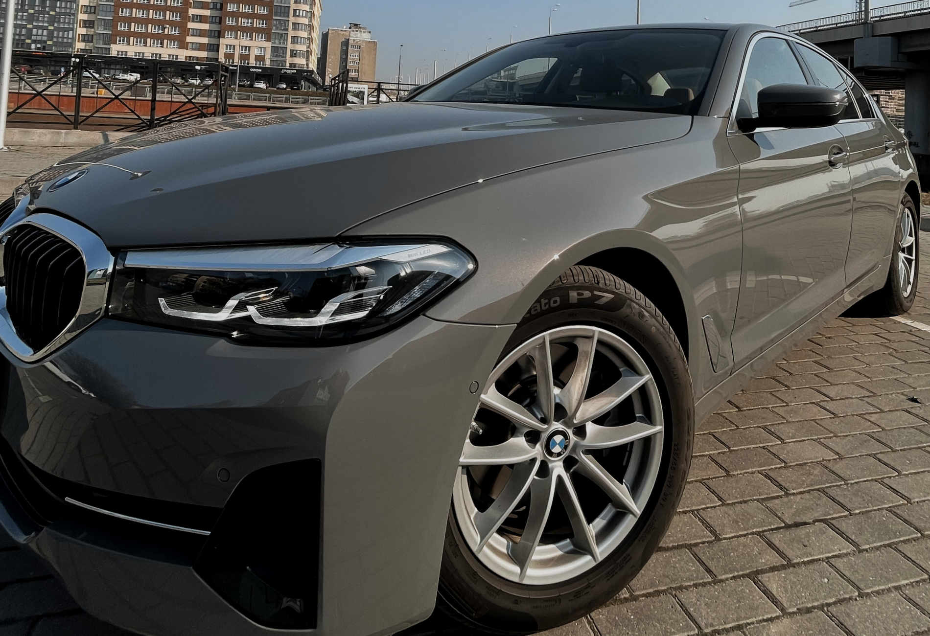 Аренда bmw 5-serii бизнес класса 2022 года в городе Москва от 6320 руб./сутки, задний привод, двигатель: дизель, объем 2 литра, каско (Мультидрайв), ОСАГО (Впишу в полис), без водителя, недорого - RentRide
