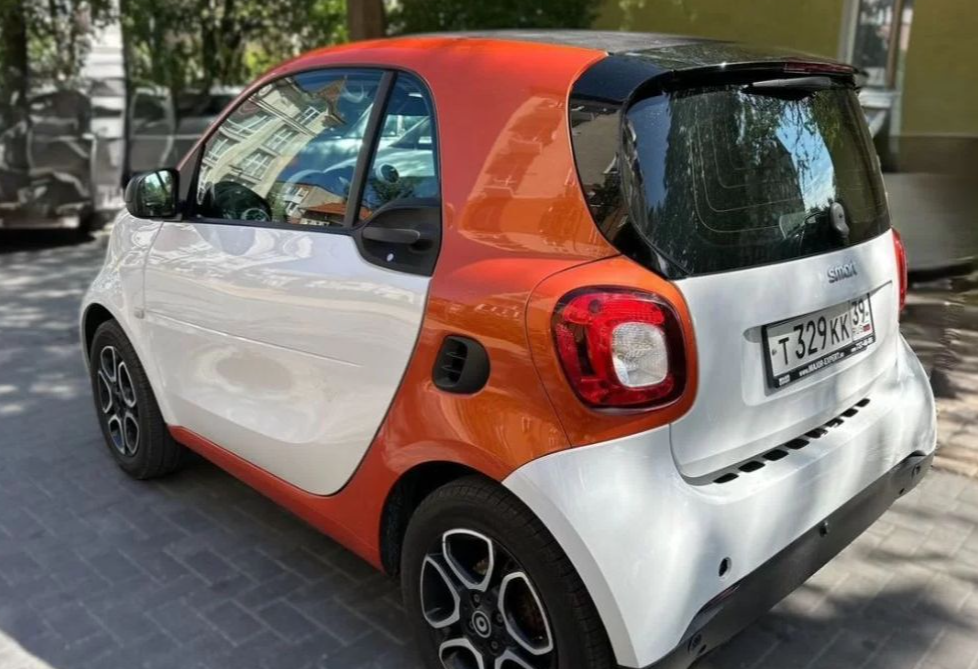 Аренда smart fortwo эконом класса 2018 года в городе Москва от 2792 руб./сутки, задний привод, объем 1 литр, каско (Мультидрайв), ОСАГО (Впишу в полис), без водителя, недорого, вид 2 - RentRide