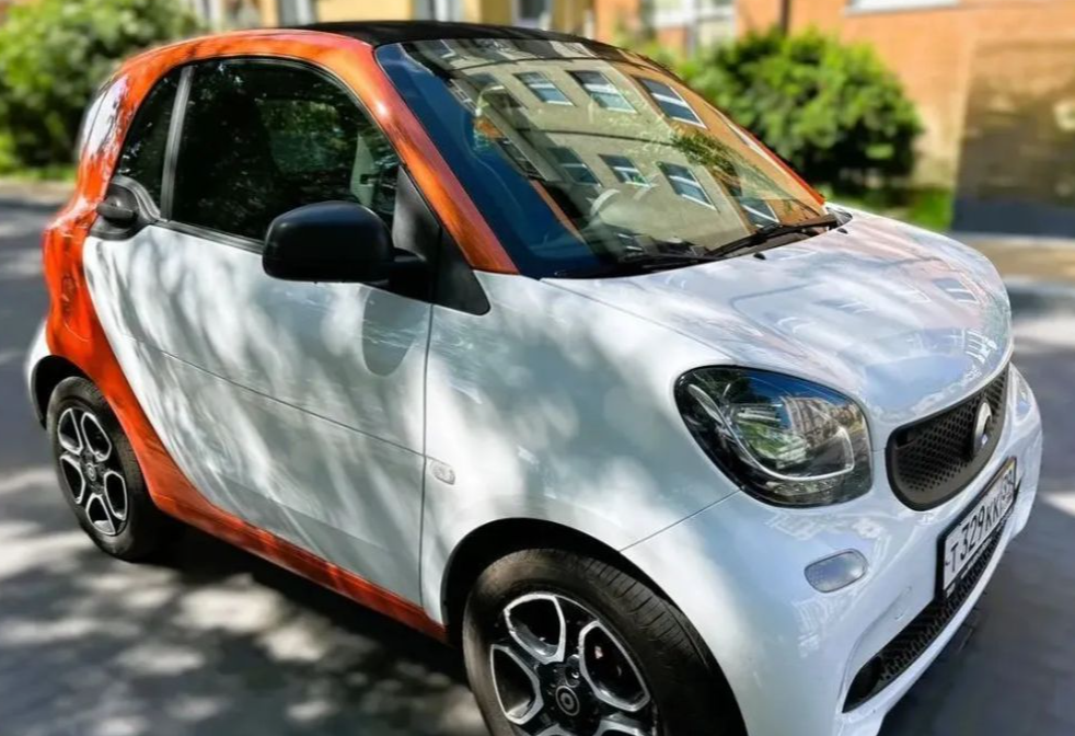 Аренда smart fortwo эконом класса 2018 года в городе Москва от 2792 руб./сутки, задний привод, объем 1 литр, каско (Мультидрайв), ОСАГО (Впишу в полис), без водителя, недорого - RentRide