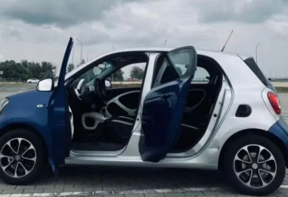 Аренда smart forfour эконом класса 2016 года в городе Москва от 3192 руб./сутки, задний привод, двигатель: бензин, объем 1 литр, каско (Мультидрайв), ОСАГО (Впишу в полис), без водителя, недорого, вид 2 - RentRide