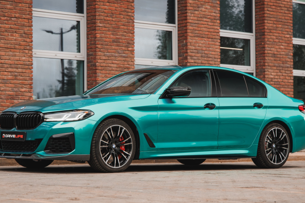 Прокат авто bmw 5-serii премиум класса 2022 года в городе Москва Лермонтовский проспект от 11900 руб./сутки, задний привод, двигатель: бензин, объем 3 литра, ОСАГО (Мультидрайв), без водителя, недорого - RentRide