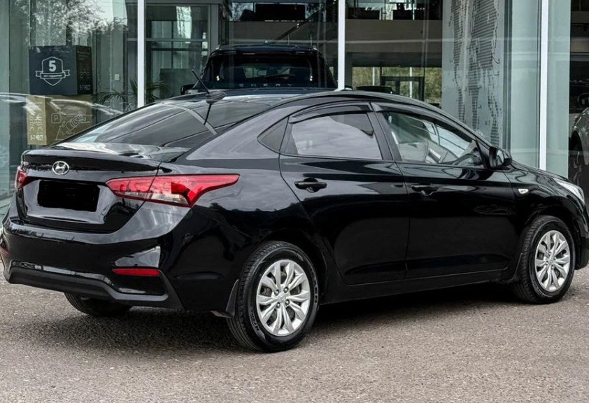 Аренда hyundai solaris эконом класса 2017 года в городе Москва ВДНХ от 1690 руб./сутки, передний привод, двигатель: бензин, объем 1.6 литров, ОСАГО (Мультидрайв), без водителя, недорого, вид 3 - RentRide