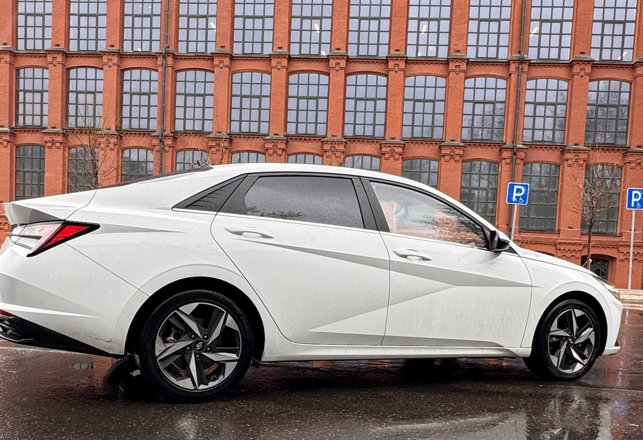 Аренда hyundai elantra комфорт класса 2022 года в городе Москва Бауманская от 4960 руб./сутки, передний привод, двигатель: бензин, объем 1.5 литров, без водителя, недорого, вид 2 - RentRide