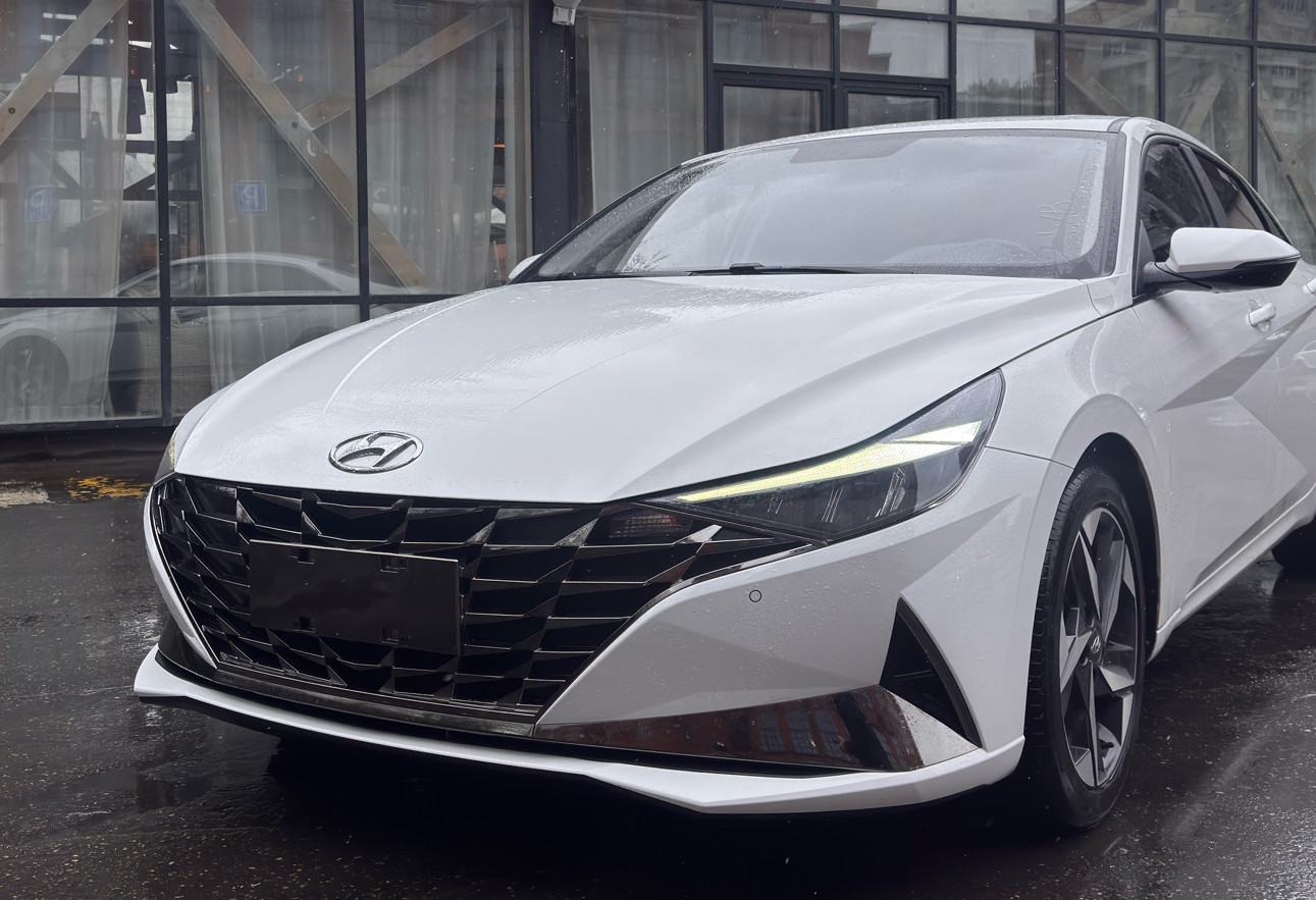 Аренда hyundai elantra комфорт класса 2022 года в городе Москва Бауманская от 4960 руб./сутки, передний привод, двигатель: бензин, объем 1.5 литров, без водителя, недорого - RentRide