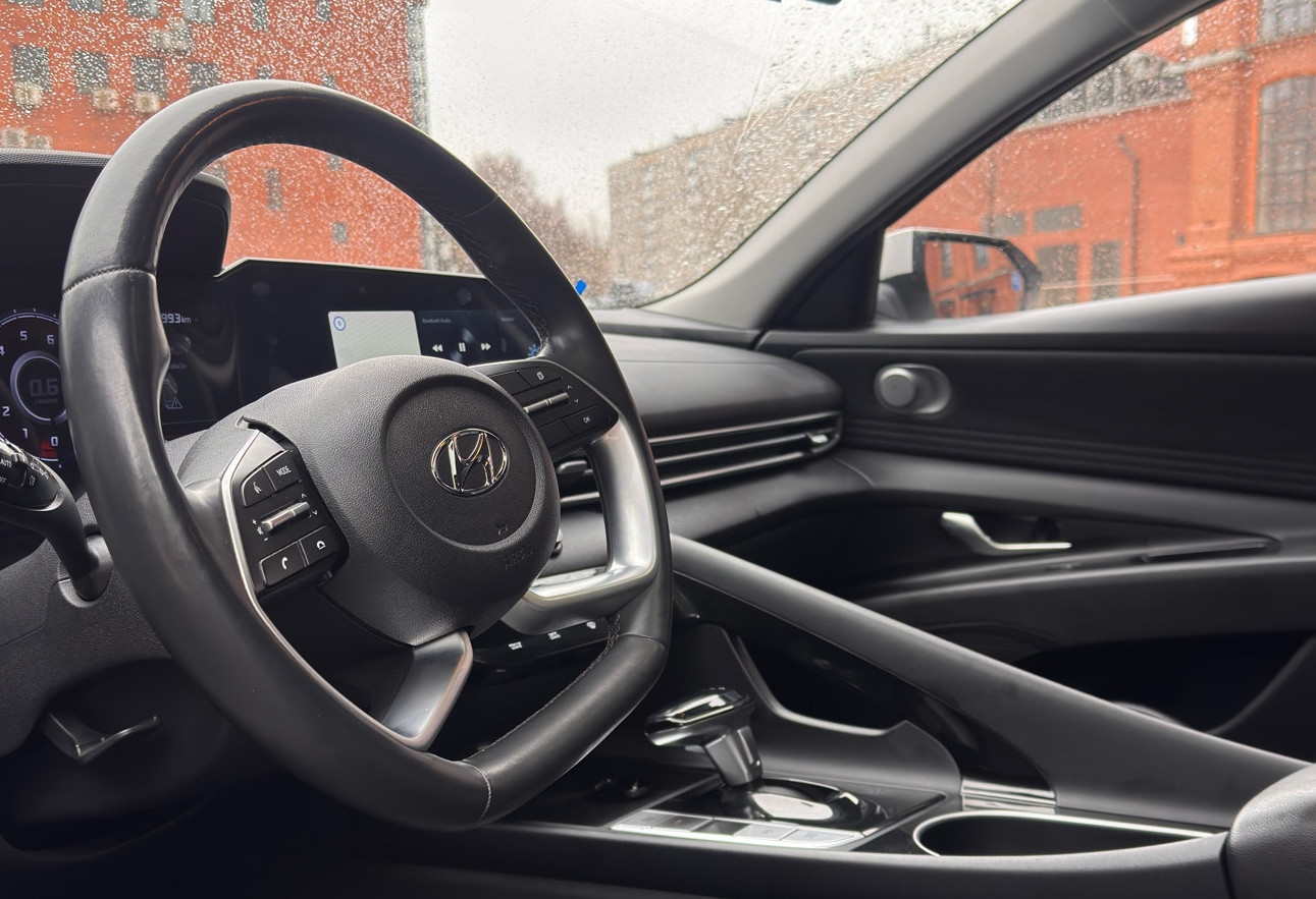 Аренда hyundai elantra комфорт класса 2022 года в городе Москва Бауманская от 4960 руб./сутки, передний привод, двигатель: бензин, объем 1.5 литров, без водителя, недорого, вид 4 - RentRide