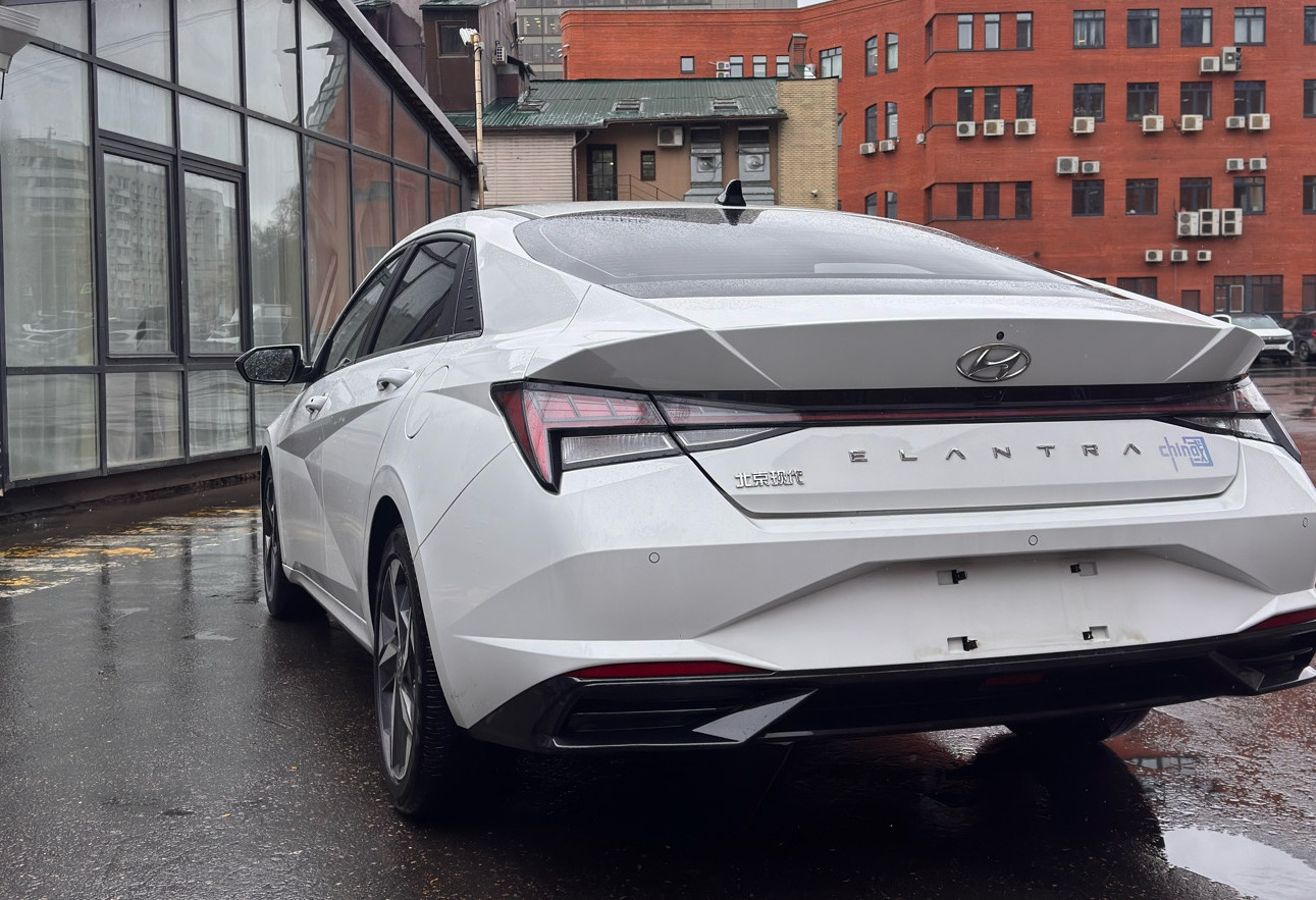 Аренда hyundai elantra комфорт класса 2022 года в городе Москва Бауманская от 4960 руб./сутки, передний привод, двигатель: бензин, объем 1.5 литров, без водителя, недорого, вид 3 - RentRide