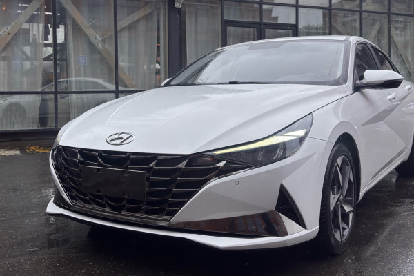 Прокат авто hyundai elantra комфорт класса 2022 года в городе Москва Бауманская от 4960 руб./сутки, передний привод, двигатель: бензин, объем 1.5 литров, без водителя, недорого - RentRide