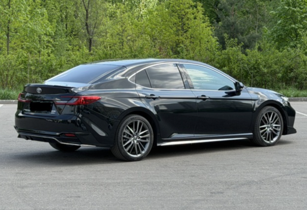 Аренда toyota camry бизнес класса 2026 года в городе Москва Щукинская от 14000 руб./сутки, передний привод, двигатель: гибрид, объем 2 литра, каско (Мультидрайв), ОСАГО (Мультидрайв), без водителя, недорого, вид 7 - RentRide