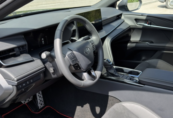 Аренда toyota camry бизнес класса 2026 года в городе Москва Щукинская от 14000 руб./сутки, передний привод, двигатель: гибрид, объем 2 литра, каско (Мультидрайв), ОСАГО (Мультидрайв), без водителя, недорого, вид 14 - RentRide