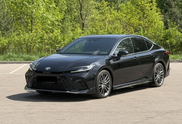 Аренда toyota camry бизнес класса 2026 года в городе Москва Щукинская от 14000 руб./сутки, передний привод, двигатель: гибрид, объем 2 литра, каско (Мультидрайв), ОСАГО (Мультидрайв), без водителя, недорого - RentRide