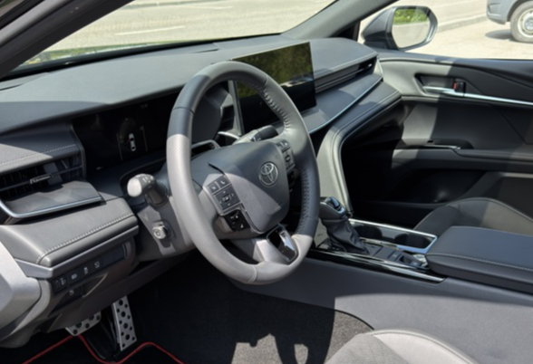 Аренда toyota camry бизнес класса 2026 года в городе Москва Щукинская от 14000 руб./сутки, передний привод, двигатель: гибрид, объем 2 литра, каско (Мультидрайв), ОСАГО (Мультидрайв), без водителя, недорого, вид 10 - RentRide