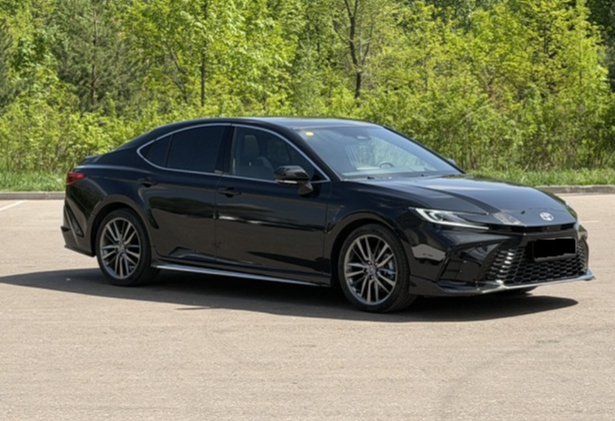 Аренда toyota camry бизнес класса 2026 года в городе Москва Щукинская от 14000 руб./сутки, передний привод, двигатель: гибрид, объем 2 литра, каско (Мультидрайв), ОСАГО (Мультидрайв), без водителя, недорого, вид 2 - RentRide
