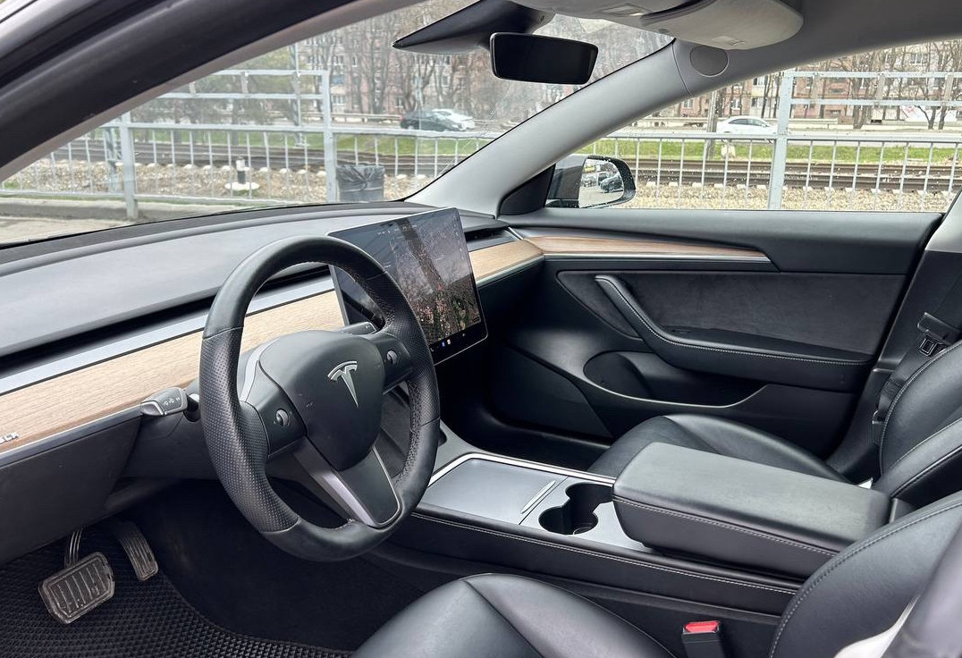 Аренда tesla model-3 бизнес класса 2022 года в городе Москва от 6000 руб./сутки, задний привод, двигатель: электро, ОСАГО (Впишу в полис), без водителя, недорого, вид 6 - RentRide