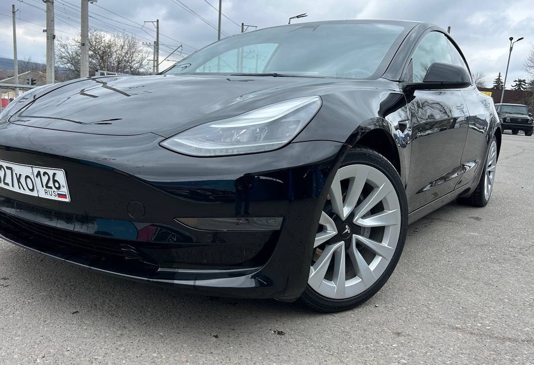 Аренда tesla model-3 бизнес класса 2022 года в городе Москва от 6000 руб./сутки, задний привод, двигатель: электро, ОСАГО (Впишу в полис), без водителя, недорого - RentRide