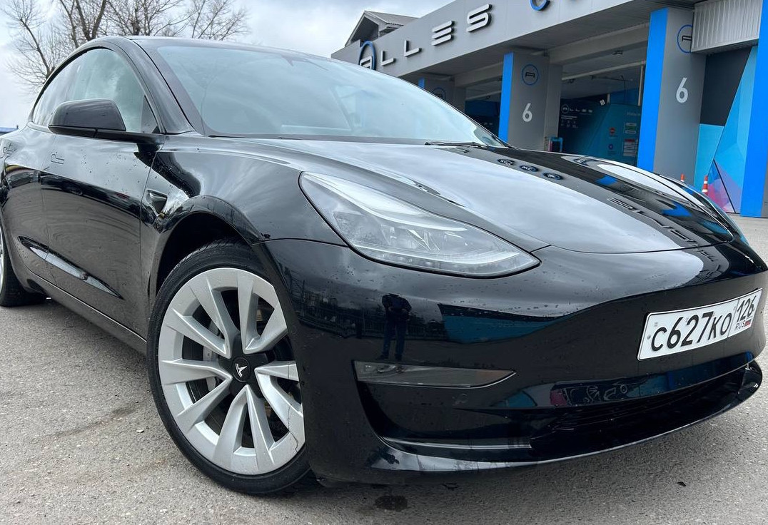 Аренда tesla model-3 бизнес класса 2022 года в городе Москва от 6000 руб./сутки, задний привод, двигатель: электро, ОСАГО (Впишу в полис), без водителя, недорого, вид 3 - RentRide