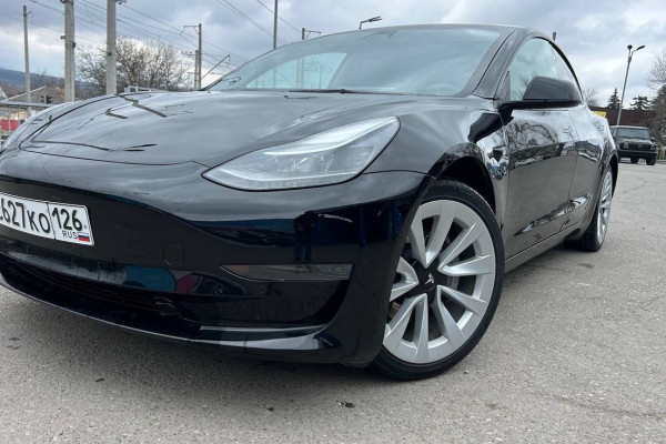 Прокат авто tesla model-3 бизнес класса 2022 года в городе Минеральные Воды от 6000 руб./сутки, задний привод, двигатель: электро, ОСАГО (Впишу в полис), без водителя, недорого - RentRide