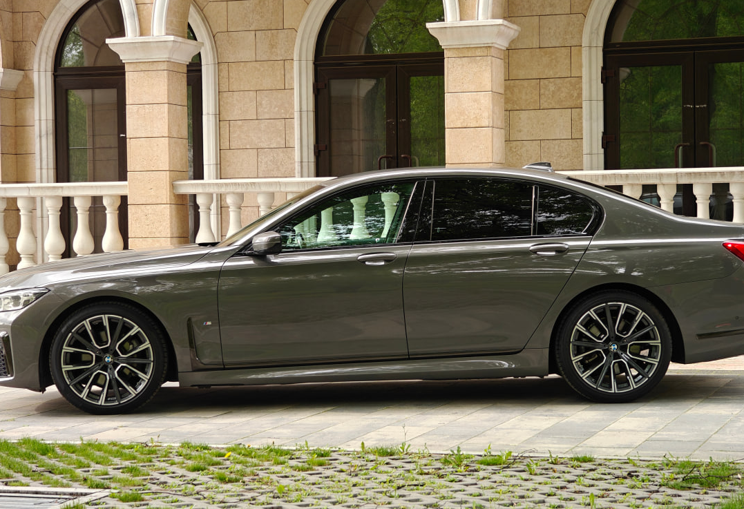 Аренда bmw 7-serii 2021 года в городе Москва от 12000 руб./сутки, полный привод, двигатель: дизель, объем 3 литра, каско (Мультидрайв), ОСАГО (Мультидрайв), без водителя, недорого, вид 2 - RentRide