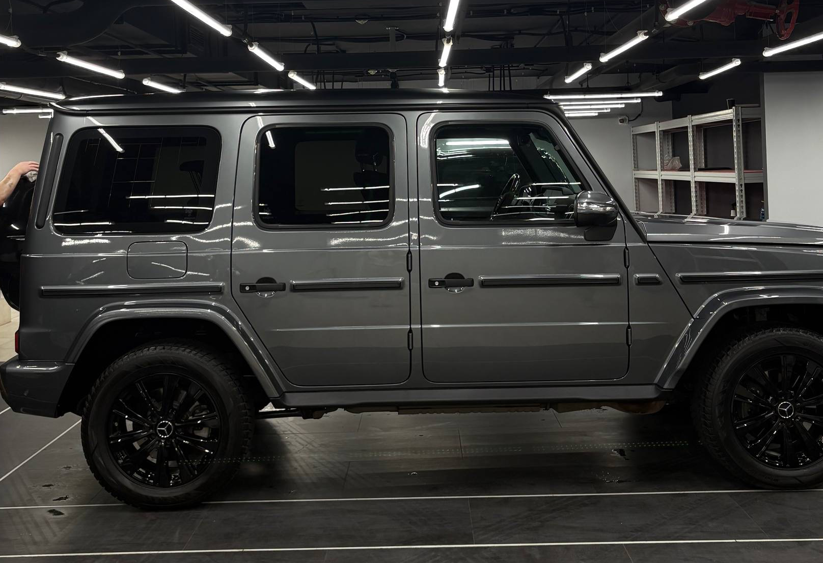 Аренда mercedes-benz g-klass премиум класса 2021 года в городе Москва Киевская от 28000 руб./сутки, полный привод, двигатель: дизель, объем 3 литра, каско (Мультидрайв), ОСАГО (Мультидрайв), без водителя, недорого, вид 3 - RentRide