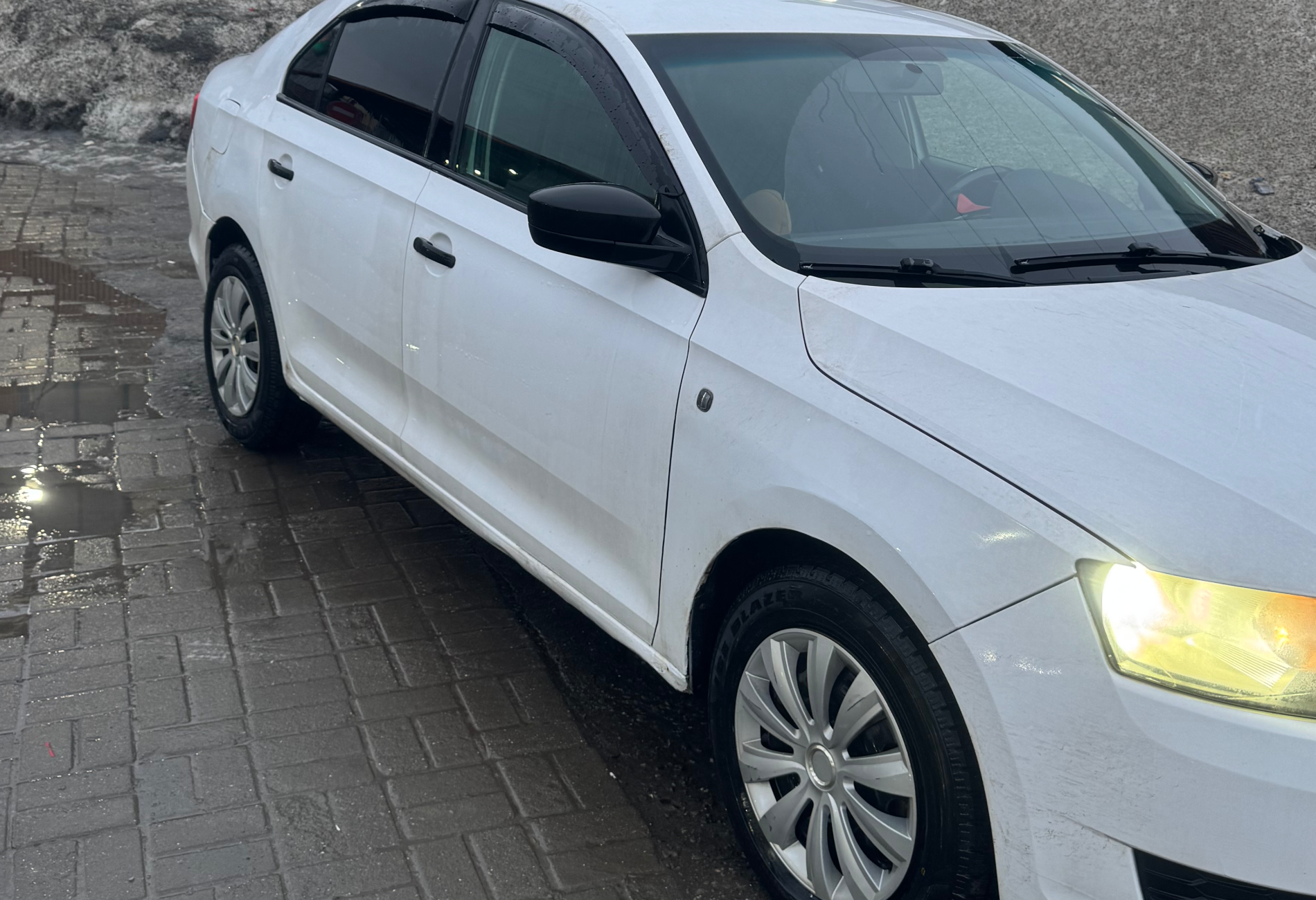 Аренда skoda rapid эконом класса 2017 года в городе Москва Новогиреево от 1600 руб./сутки, передний привод, двигатель: бензин, объем 1.6 литров, ОСАГО (Мультидрайв), без водителя, недорого, вид 4 - RentRide