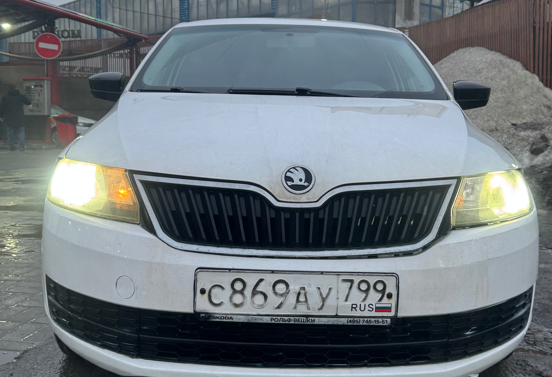 Аренда skoda rapid эконом класса 2017 года в городе Москва Новогиреево от 1600 руб./сутки, передний привод, двигатель: бензин, объем 1.6 литров, ОСАГО (Мультидрайв), без водителя, недорого - RentRide