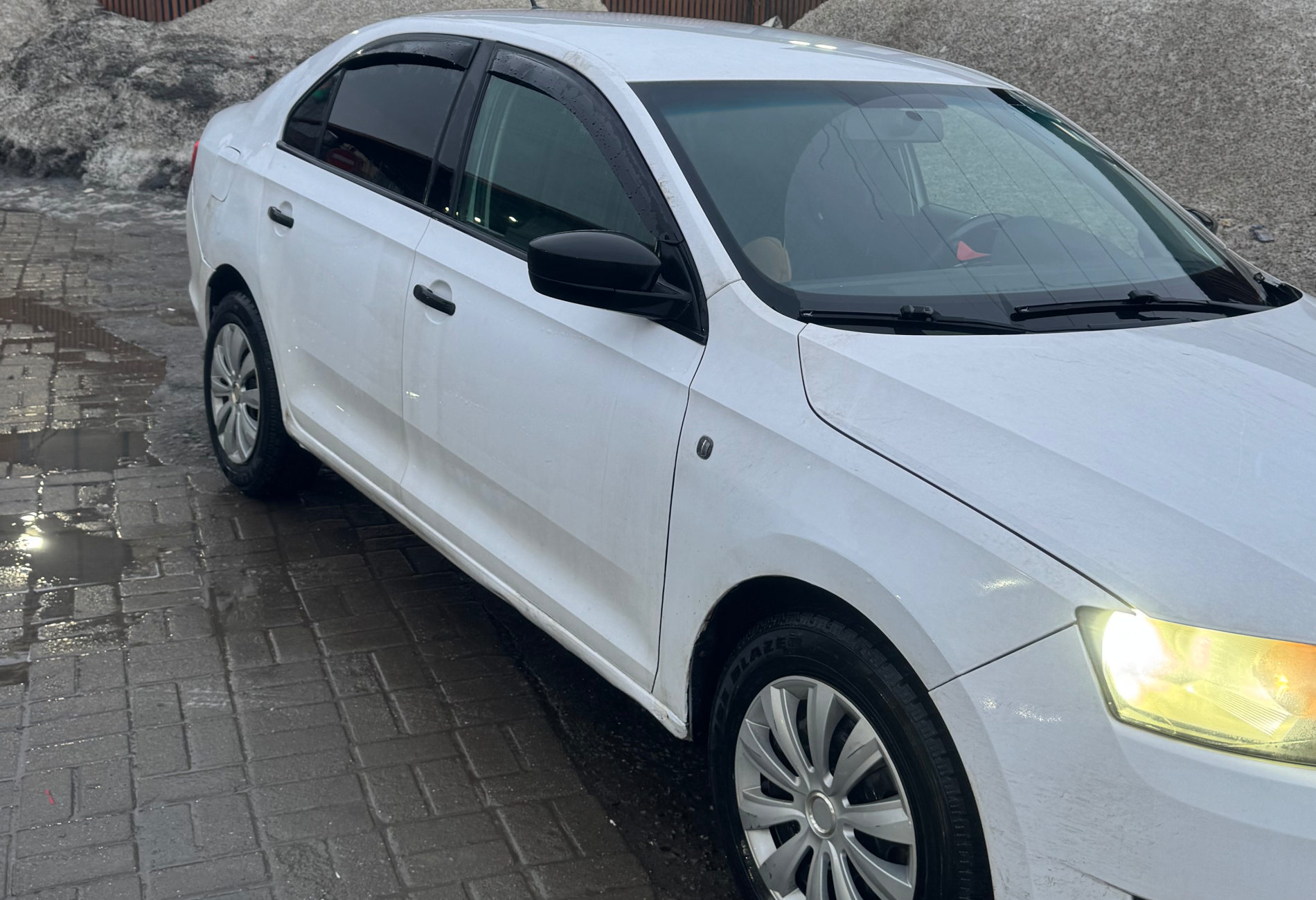 Аренда skoda rapid эконом класса 2017 года в городе Москва Новогиреево от 1600 руб./сутки, передний привод, двигатель: бензин, объем 1.6 литров, ОСАГО (Мультидрайв), без водителя, недорого, вид 2 - RentRide
