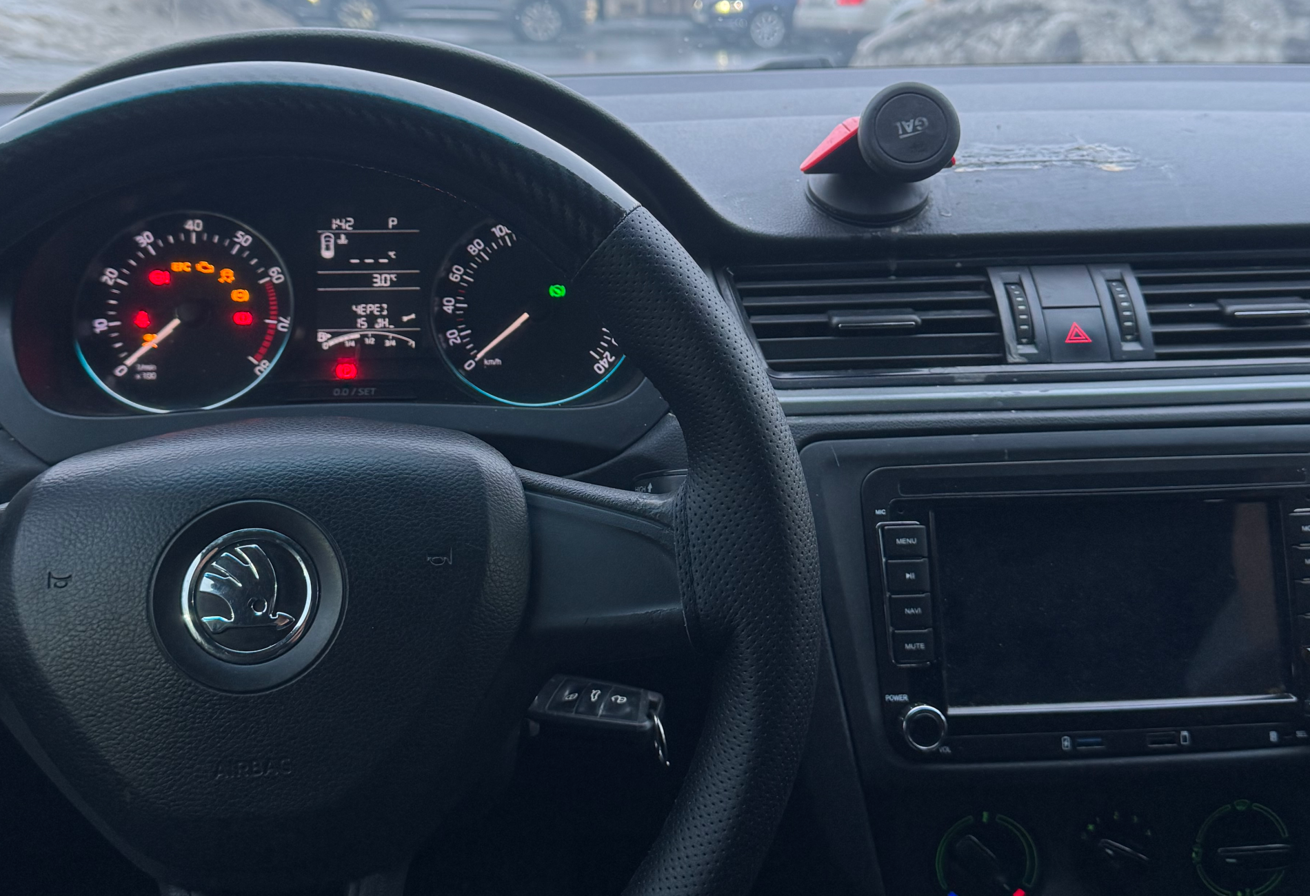 Аренда skoda rapid эконом класса 2017 года в городе Москва Новогиреево от 1600 руб./сутки, передний привод, двигатель: бензин, объем 1.6 литров, ОСАГО (Мультидрайв), без водителя, недорого, вид 3 - RentRide