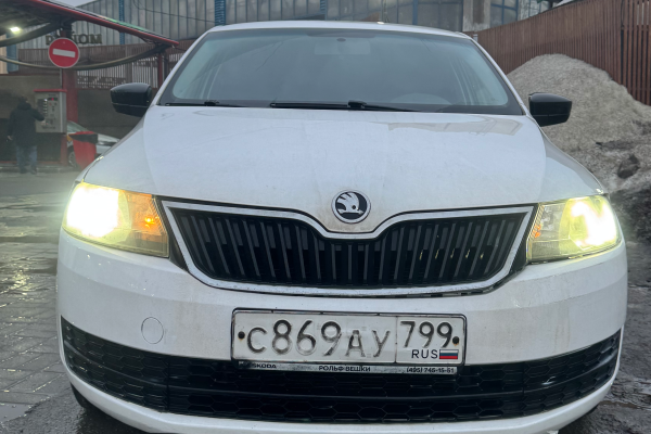 Прокат авто skoda rapid эконом класса 2017 года в городе Москва Новогиреево от 1600 руб./сутки, передний привод, двигатель: бензин, объем 1.6 литров, ОСАГО (Мультидрайв), без водителя, недорого - RentRide