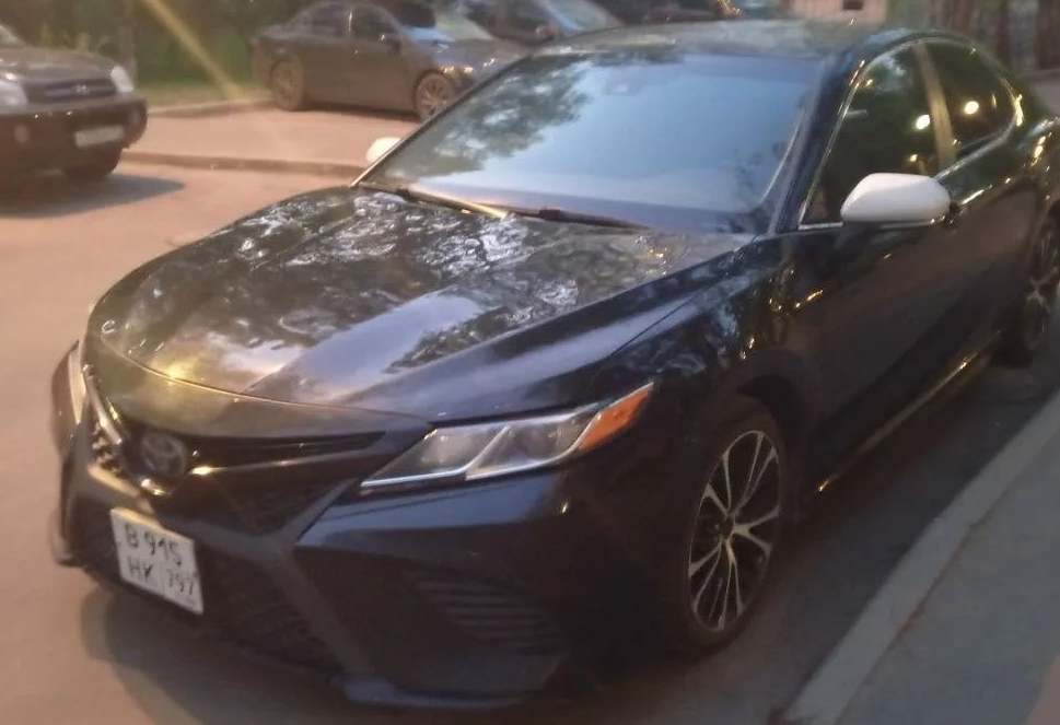 Аренда toyota camry комфорт класса 2019 года в городе Москва Новые Черемушки от 2700 руб./сутки, передний привод, двигатель: бензин, объем 2.5 литров, ОСАГО (Впишу в полис), без водителя, недорого - RentRide