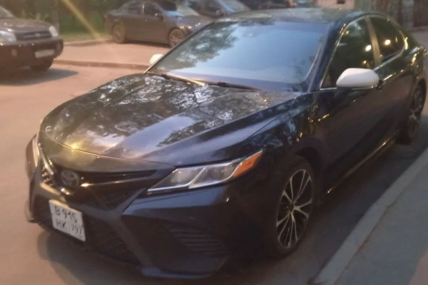 Прокат авто toyota camry комфорт класса 2019 года в городе Москва Новые Черемушки от 2700 руб./сутки, передний привод, двигатель: бензин, объем 2.5 литров, ОСАГО (Впишу в полис), без водителя, недорого - RentRide