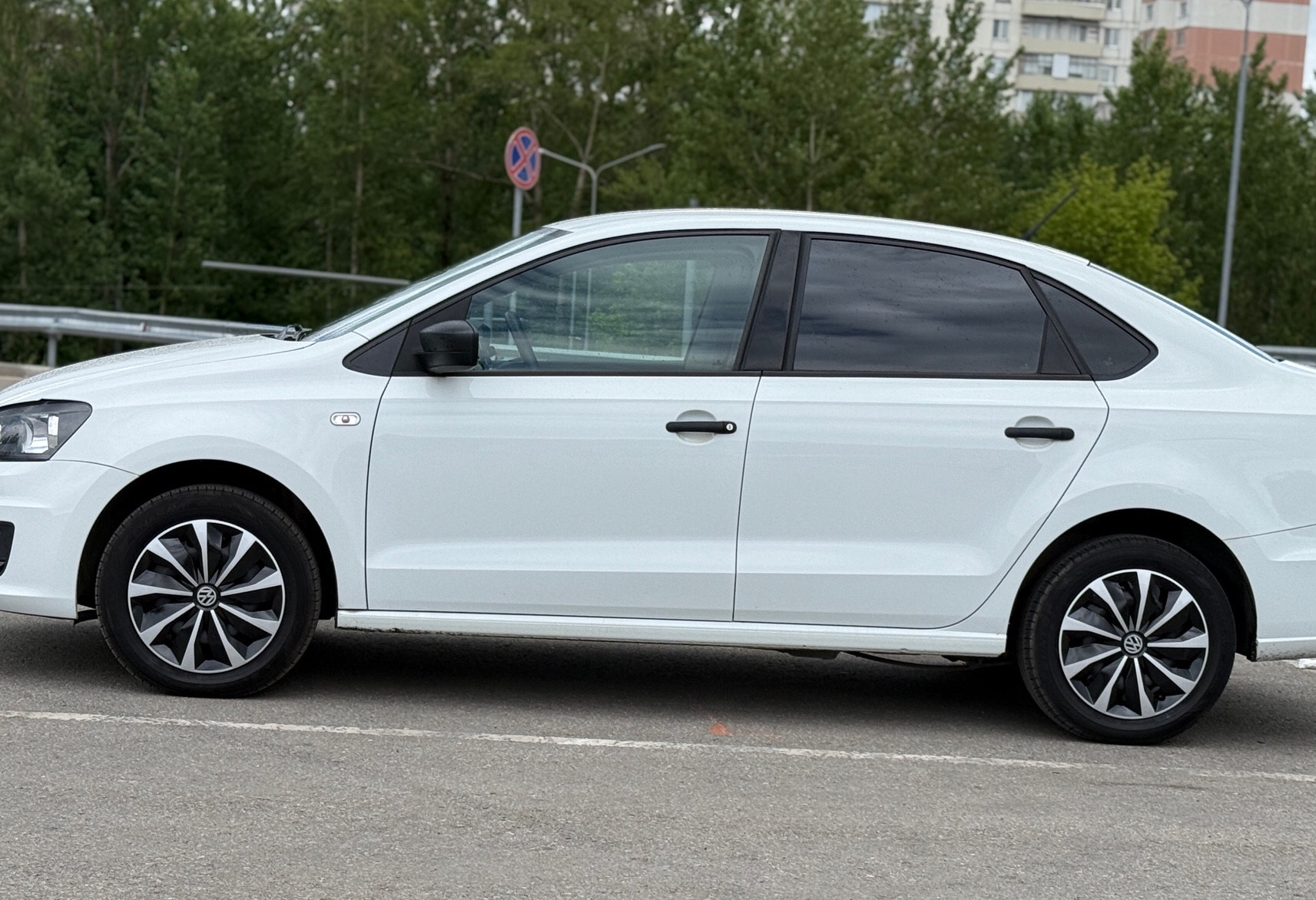 Аренда volkswagen polo эконом класса 2016 года в городе Москва Медведково от 2080 руб./сутки, передний привод, двигатель: бензин, объем 1.6 литров, ОСАГО (Мультидрайв), без водителя, недорого, вид 2 - RentRide
