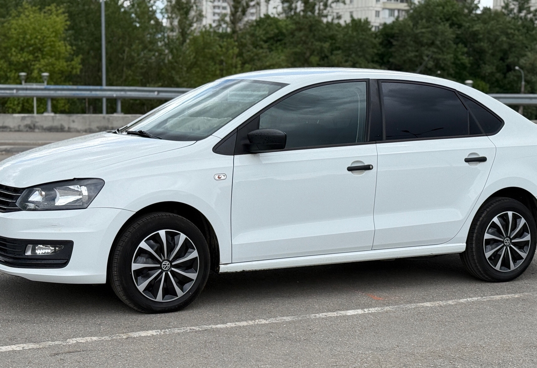 Аренда volkswagen polo эконом класса 2016 года в городе Москва Медведково от 2080 руб./сутки, передний привод, двигатель: бензин, объем 1.6 литров, ОСАГО (Мультидрайв), без водителя, недорого - RentRide