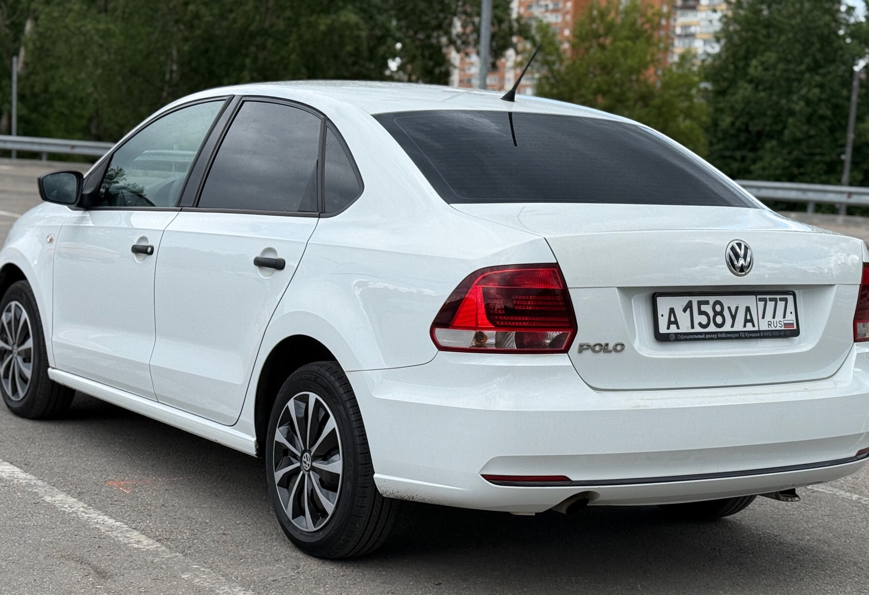Аренда volkswagen polo эконом класса 2016 года в городе Москва Медведково от 2080 руб./сутки, передний привод, двигатель: бензин, объем 1.6 литров, ОСАГО (Мультидрайв), без водителя, недорого, вид 3 - RentRide